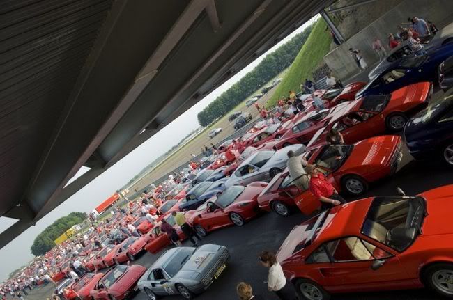 Мировой рекорд - парад авто Ferrari (6 фото)