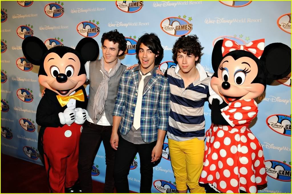 Los Jonas Brothers en la alfombra roja de los Disney Channel Games 2008