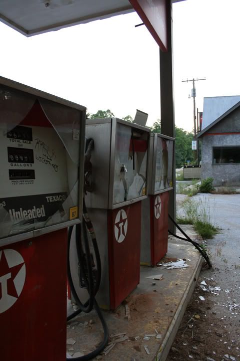 http://i203.photobucket.com/albums/aa281/mg_steele/gasStation.jpg