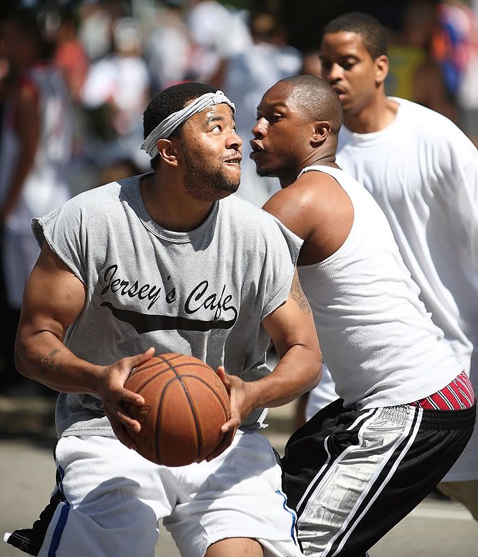 IMAGE: http://i203.photobucket.com/albums/aa67/adamlewis88/Randomness/hoop%20it%20up/AL_Click_HoopItUp0002.jpg